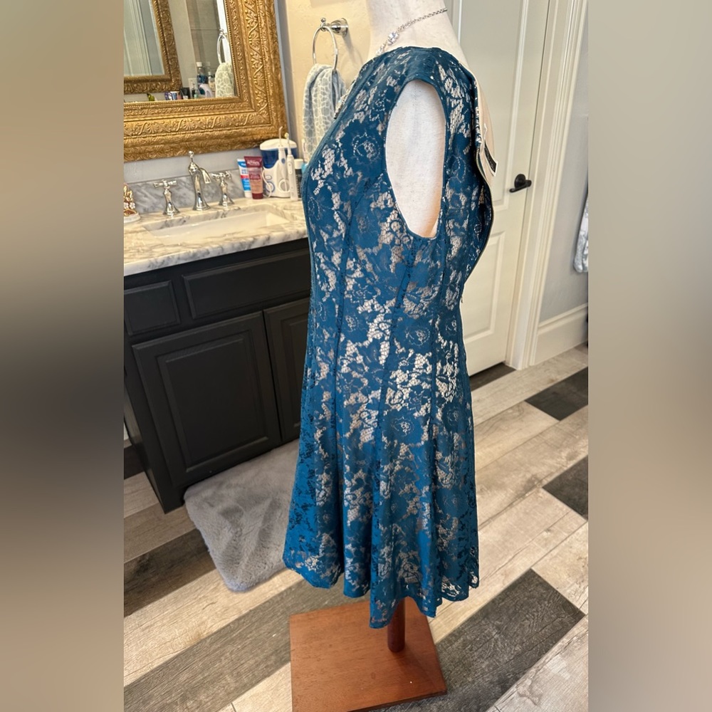 Like new Julian Taylor gorgeous Teal Color Fall with Ivory Undertone Lace - Picture 6 of 14